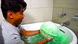 泡澡小哥自己做了“西瓜浴盐球”！里面真的加了西瓜