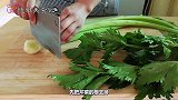 芹菜超简单美味的做法，简单2步，营养丰富，比肉好吃