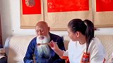 07岁爷爷出院和家人一块吃饭，俩孙媳妇一人一口给喂饭