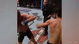 UFC硬核互搏！嘴里嚼着血 顶着疲惫一阵狂攻