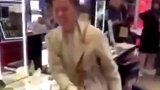 西安女游客狂砸化妆品专柜 保安劝阻无效后单手过肩摔将其制服