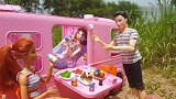 芭比娃娃和美人鱼开房车度假露营，天要下雨赶紧收拾东西回家