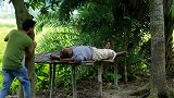 国外恶搞小伙用实际行动证明，不要在陌生地方睡觉