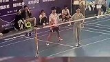 女生打羽毛球闪躲，让队友打输出