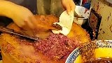 街边肉夹馍的假动作，看上去放了很多肉在里面，其实被骗了多年