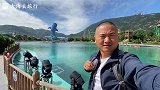 第一次看海豚表演，海豚做出各种动作，太精彩了