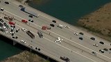 美国：一架小型飞机在高速公路上紧急降落撞上多辆汽车