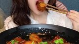 姑娘吃大块肥肉，看起来好腻啊，不过姑娘吃的真香