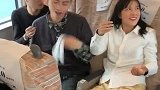 他表演了一个魔术，被路人抓住了
