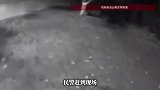 女孩模仿“盘腿抱灯柱”网红挑战，缠绕后被牢牢卡住无法动弹，无奈报警求助