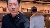 想不到以前很火的，居然沦落到开饭馆，还有人认识他是谁吗？