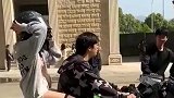 女孩刚坐上机车，男生起步太猛导致女孩重重摔下