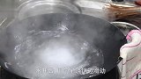 水煮荷包蛋冷水下锅还是热水下锅？大厨分享正确做法，滑嫩不散花