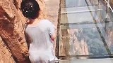 姑娘走个玻璃栈道吓坏了，都不敢走玻璃上面
