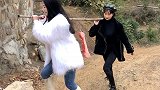 和妹妹一大早去城里买了块猪肉，回来吃团圆饭咯！