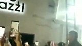 太疯狂！梅西现身迈阿密餐厅 数十球迷围得水泄不通