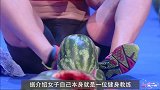 女子舞台上表演“神功”，用双腿内侧夹西瓜，15秒夹爆3个！