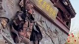 看见游客准备拍照雕像把门关上了