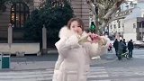 网红小姐姐街头跳舞，尽显小女人姿态，令人心动！
