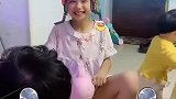 骑上我心爱的小摩托，姐姐也去兜风啦，看把姐姐高兴的