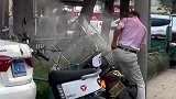 大爷骑车手机突然冒烟，手机自燃给裤子烫了个洞
