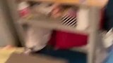 女生臭美照镜子，被老师发现并没收，网友：用镜子不行吗