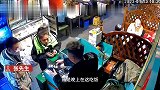 女子吃饭落钱包老板发视频全网寻找，店主：包里有四千元，她还硬塞两盒烟