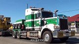 世界上最大“运输车”，52个轮胎如何转弯？网友：司机真牛！