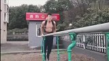 帅炸！救完火还要秀肌肉教健身 中国消防战士让您安全感十足