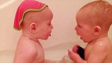 双胞胎宝宝一起洗澡，画面把心都萌化了！