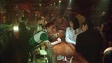 星爷在酒吧挑衅黑帮老大，他的样子太欠揍了