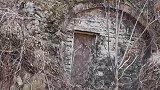 深山密林之处不知道打开石门会出现什么