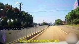 大神开车过个路口要起飞, 没想车速太快化成灰!