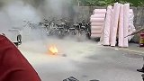 电瓶冒烟起火，用灭火器都无法喷灭
