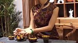 旗袍小姐姐说，人生如茶，粗品是苦的，细品是香的