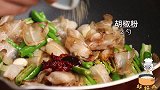 湘菜农家小炒肉做法揭秘，滑嫩适口风味无穷，湖南人聚餐必点！