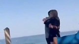 小日子过得不错！网传巴托梅乌海边搂抱美女跳舞 这是真的潇洒哥