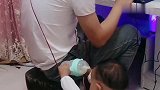 本以为爸爸会好好带娃，一开门就看到这一幕，真是好气又好笑
