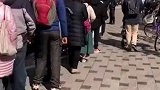 日本东京江东区，周末大清早老百姓排队买口罩