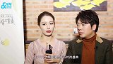 吉娜产后出席时尚活动，对镜比心少女感十足，小腿纤细被赞漫画腿