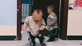 是有多怕爸爸呀看到老爸醒了，兄弟俩赶紧开溜！