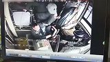 行驶中被老人扯出座位 公交司机挣扎起身拉停手刹