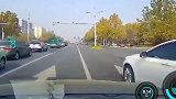 路口遇上你“神龙摆尾”，镜头拍下全部过程！