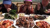 大婶准备一大桌美味，父子俩拿着青菜叶包着炖猪蹄
