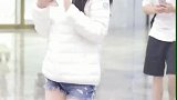 这羽绒服穿的给后面小哥都看呆了！
