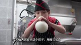 中国人吹2米面球荣获吉尼斯纪录，国外人模仿，吹不大最后只能炸