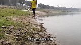 小伙在河边挖一个深坑，直接抓到十几斤大鱼，这是什么套路