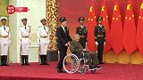 独家视频丨习近平向黄宗德颁授“共和国勋章”