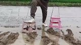 男子为了不让鞋子脏竟用起椅子来走路