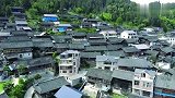 航拍贵州农村，青山绿水白云间，环境优美，比城市空气好多了！